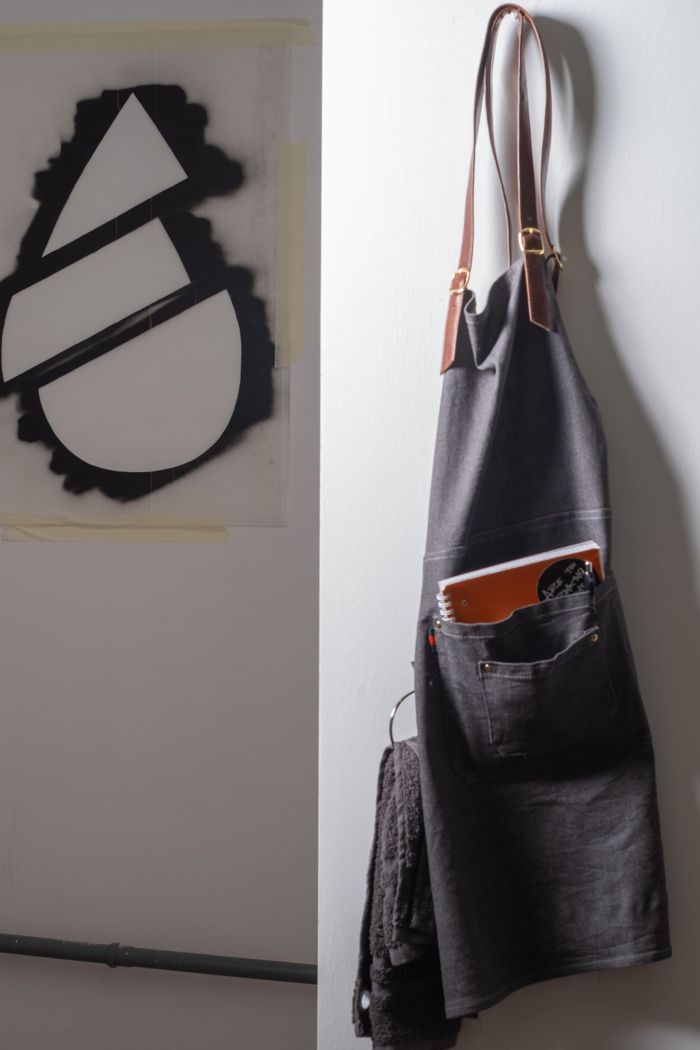 Il logo a stencil e il grembiule