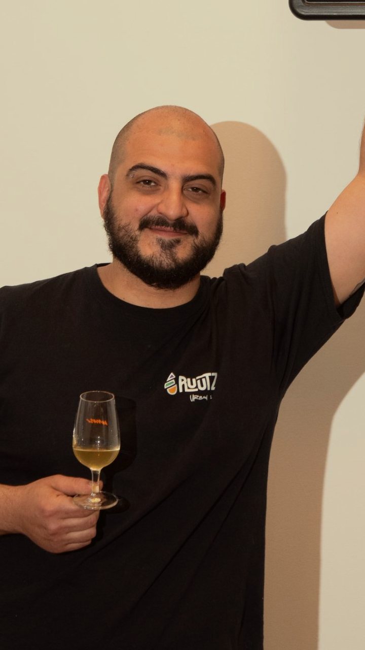 Marco al canestro del laboratorio